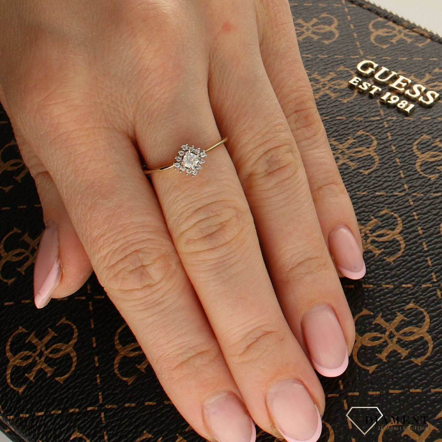 Złoty pierścionek 333 zaręczynowy z cyrkoniami PI 1915. Złoty pierścionek. Złoty pierścionek z cyrkoniami. Pierścionek złoty zaręczynowy. Złoty pierścionek dla ukochanej. Złoty.jpg